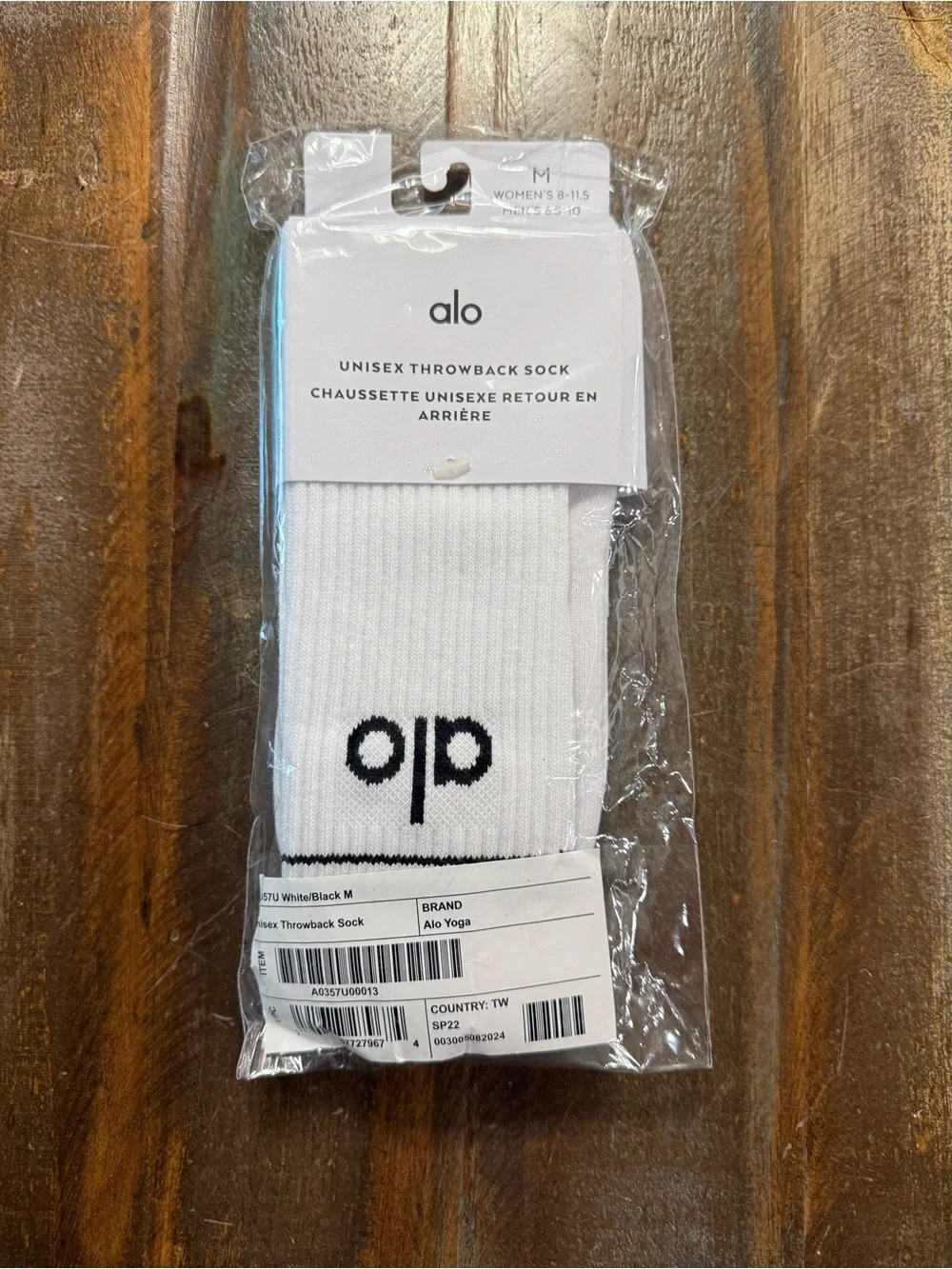 Alo Yoga Throwback Crew Socks White Black Unisex Cotton Crew Socks Size M NWT